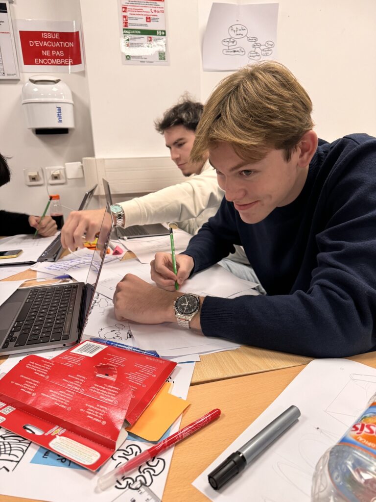 Designer produit et intervenante au sein des Creative Tracks, Emma Lohner, professeure à Strate, partage son expérience auprès des étudiants de Paris School of Business. Convaincue que la pensée design peut transformer notre façon d’innover et de collaborer, elle revient sur son parcours, les projets menés à Paris School of Business et l’importance de cette démarche dans le monde professionnel.