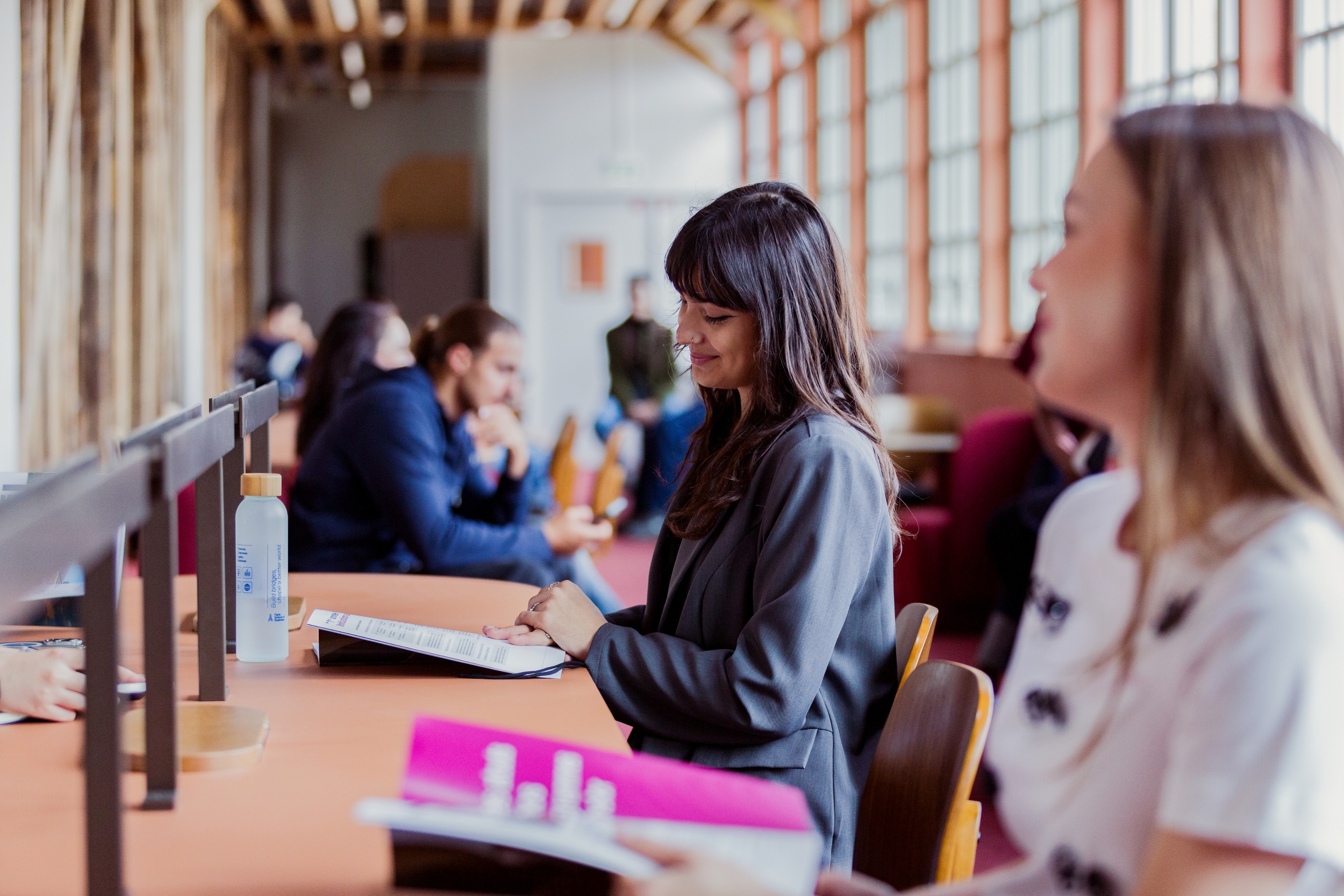 Etudiant dans la bibliothèque