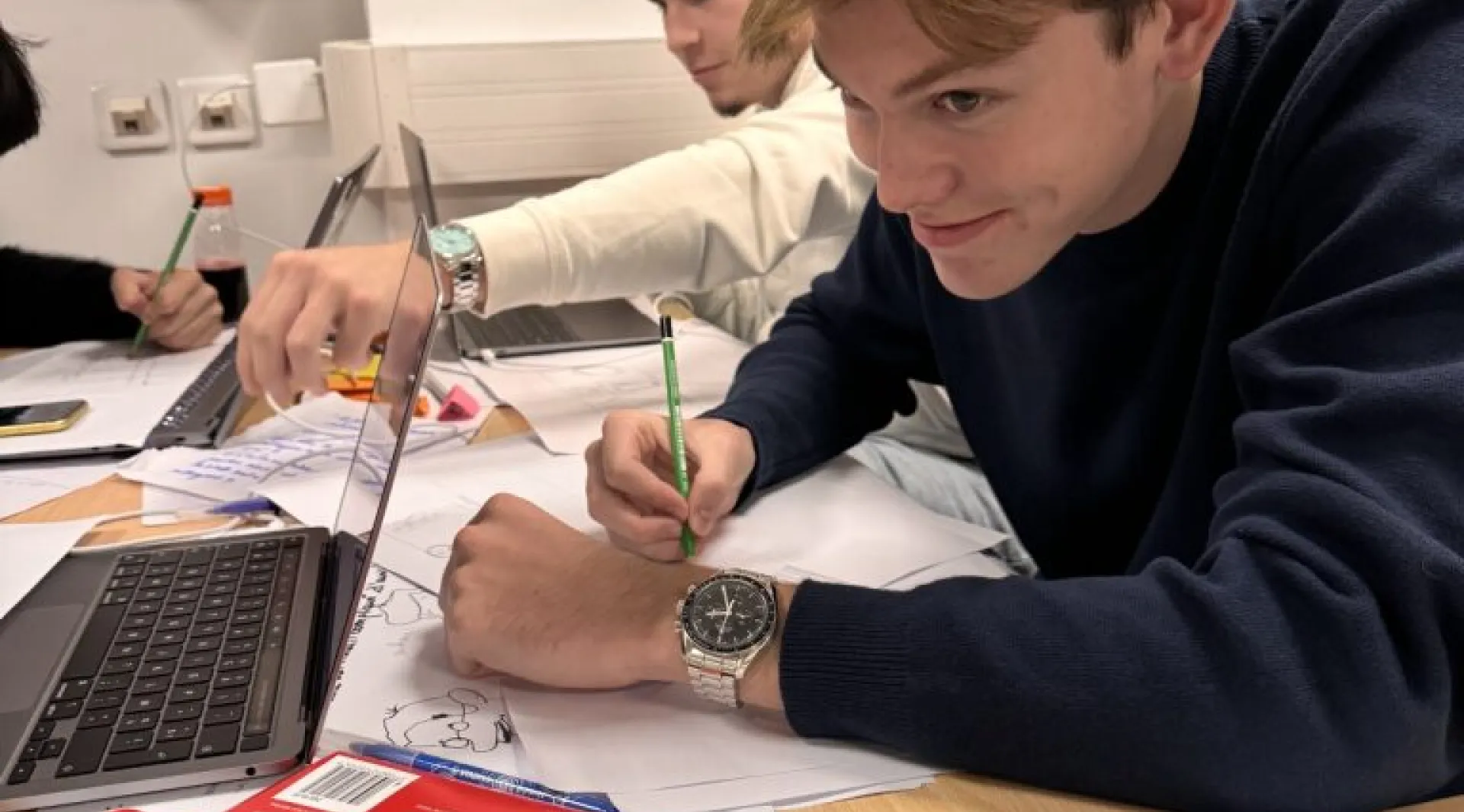 Designer produit et intervenante au sein des Creative Tracks, Emma Lohner, professeure à Strate, partage son expérience auprès des étudiants de Paris School of Business. Convaincue que la pensée design peut transformer notre façon d’innover et de collaborer, elle revient sur son parcours, les projets menés à Paris School of Business et l’importance de cette démarche dans le monde professionnel.