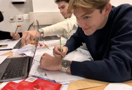 Designer produit et intervenante au sein des Creative Tracks, Emma Lohner, professeure à Strate, partage son expérience auprès des étudiants de Paris School of Business. Convaincue que la pensée design peut transformer notre façon d’innover et de collaborer, elle revient sur son parcours, les projets menés à Paris School of Business et l’importance de cette démarche dans le monde professionnel.